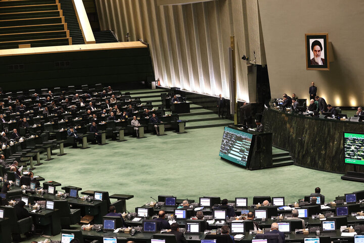 مجلس یکدست سبزپوش شد/ همبستگی نمایندگان با سپاه پاسداران+عکس