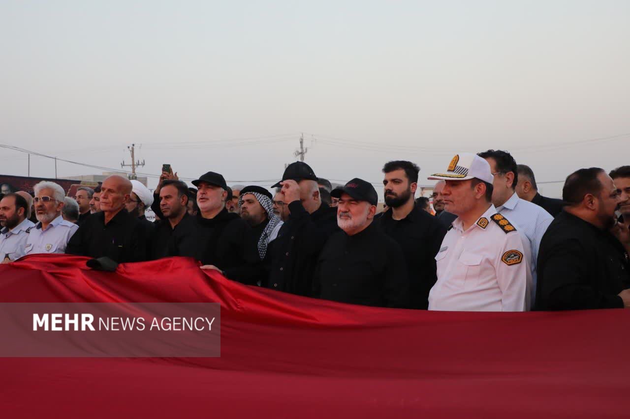 مراسم اهتزاز پرچم عزای حسینی در مرز شلمچه برگزار شد