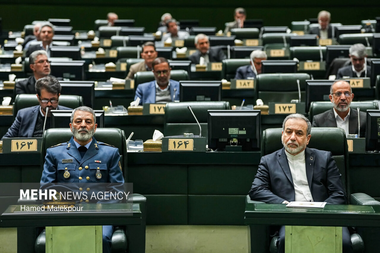 وقتی کاغذ تنها می ماند؛ از منچوری تا یک قاب در پارلمان