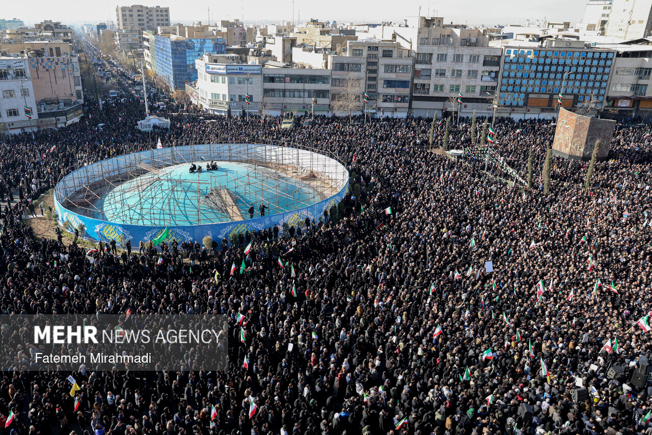 تجمع سوگواران رهبر شهید انقلاب در مقابل دانشگاه تهران-۲