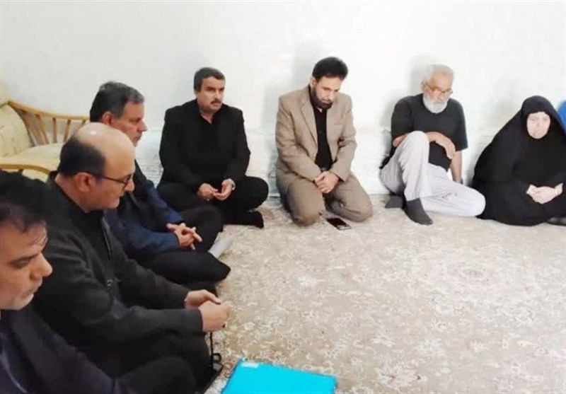 دیدار مدیرکل بنیاد شهید بوشهر با خانواده شهدای ناوچه دنا در بوشهر