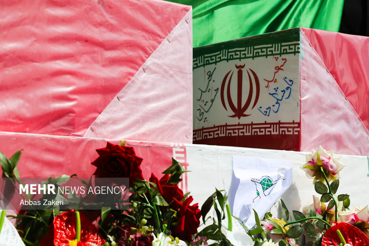 تشییع و تدفین شهید «فرشید قریشی» از شهدای ناوشکن دنا در میناب