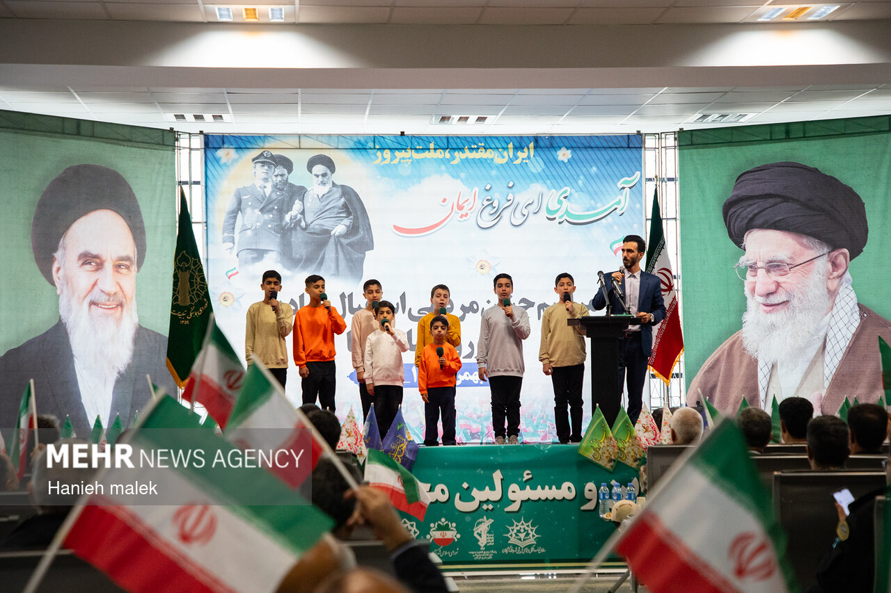 مراسم نمادین استقبال از امام خمینی (ره) در فرودگاه گرگان