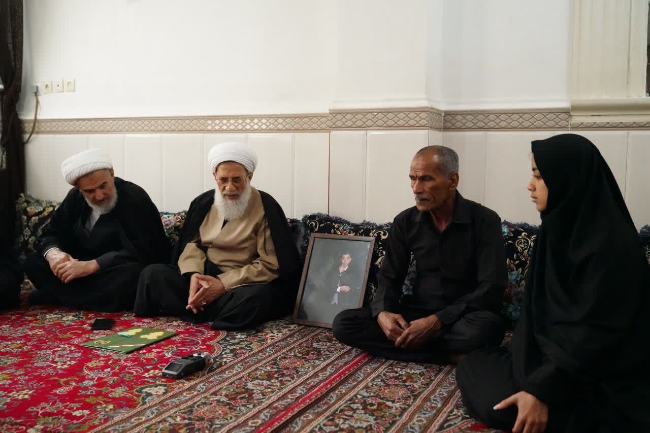 دیدار رییس سازمان عقیدتی سیاسی ارتش با خانواده شهدا و جانباز ارتش