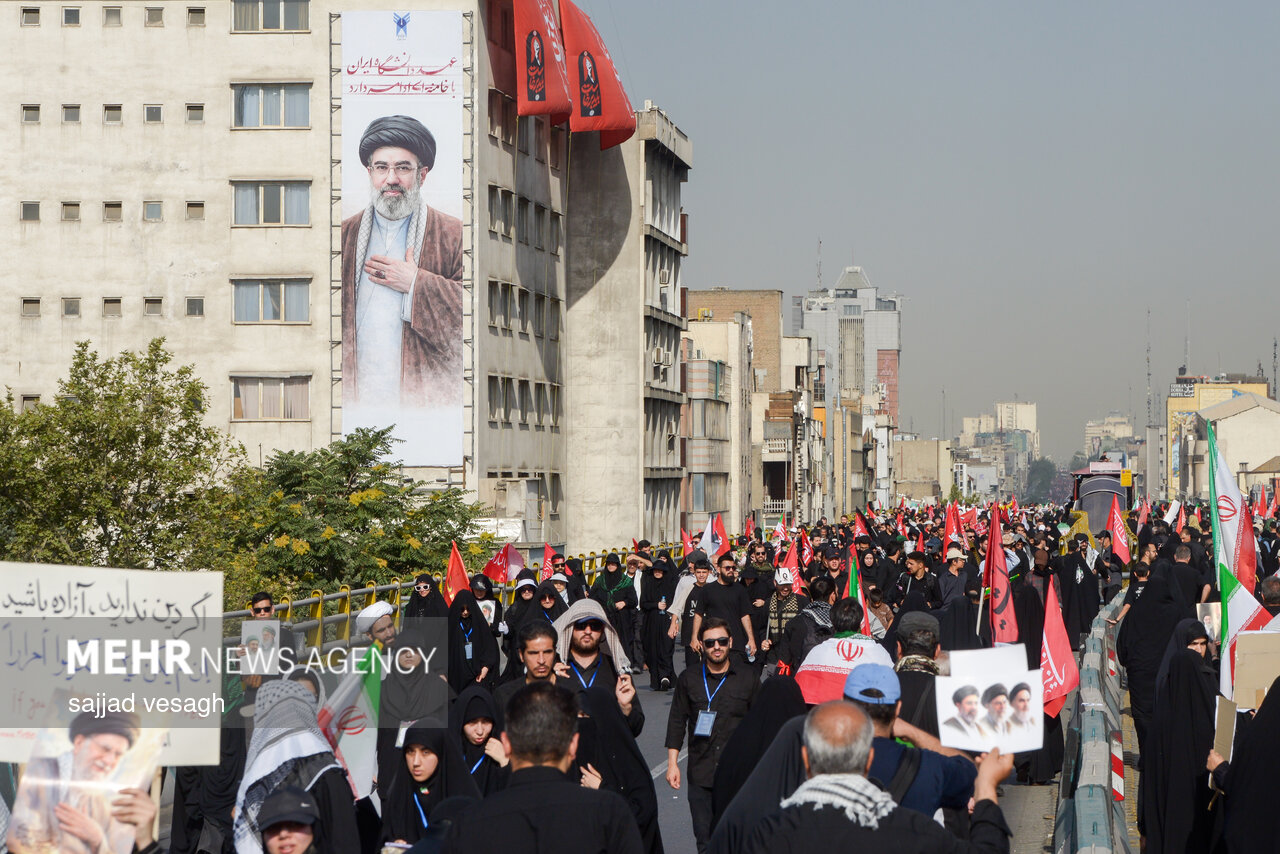 الجزیره: جمعیت انبوهی از مردم ایران در مراسم تشییع حاضر شده‌اند