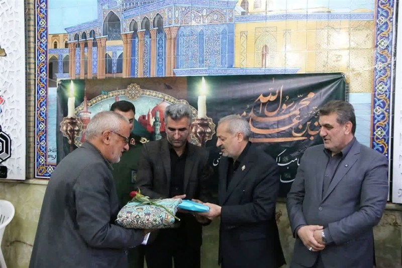 هدیه ویژه پدر شهید عباس دانشگر به وزیر آموزش و پرورش در سمنان