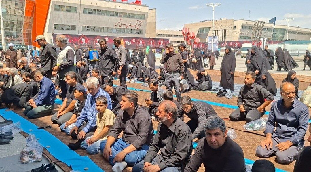 اقامه نماز ظهر زائران رضوی در خیابان های منتهی به حرم امام رضا(ع)