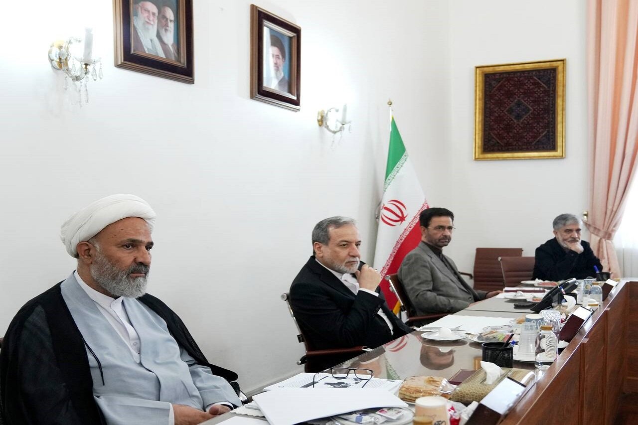 دیدار هیئت رئیسه مجمع استان‌های شرق کشور با عراقچی