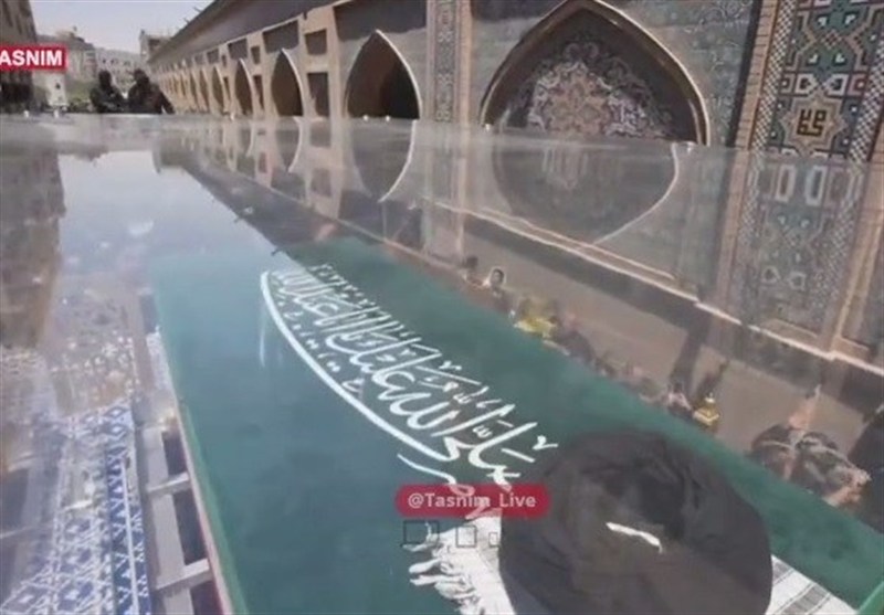 انتظار پیکر امام شهید در پشت درب‌های حرم امیرالمومنین (ع) برای طواف