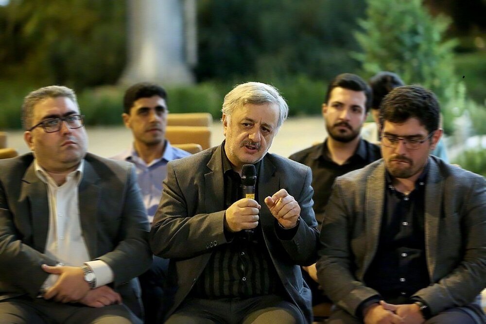 برای دیدن دنیا، روی انگشت سلیمان