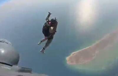 شهرخبر - فیلم/چتربازی توسط تفنگداران نیروی دریایی سپاه در خلیج فارس