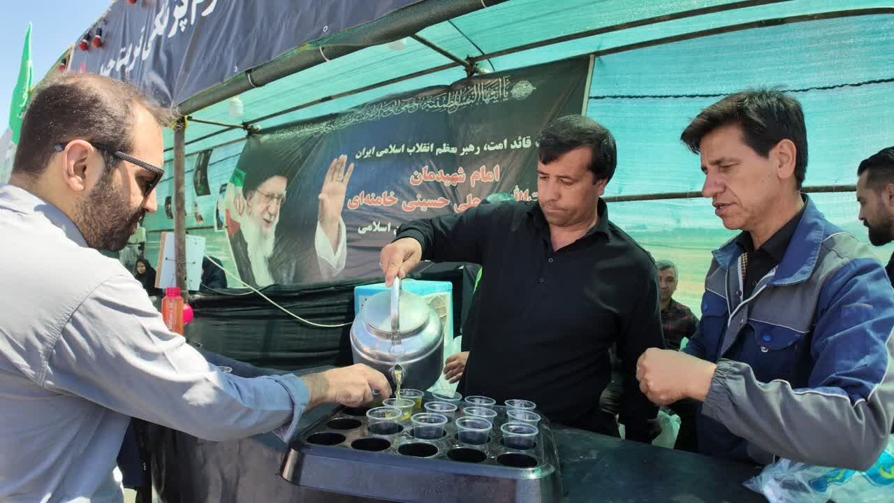 مهمان نوازی مردم تربت حیدریه برای زائران رهبر شهید در مسیر مشهد