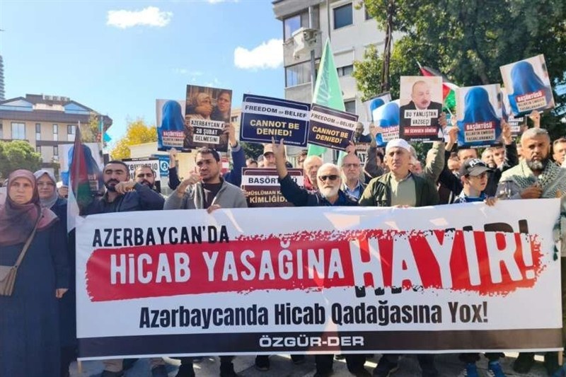 استانبول ترکیه، صحنه اعتراض به باکو؛ مخالف حجاب، برادر ما نیست