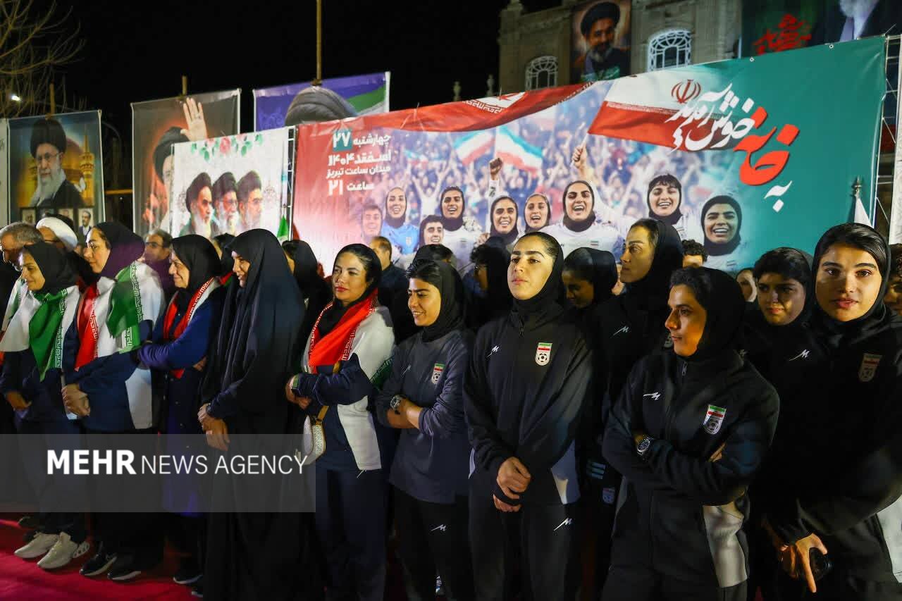 ورود تیم ملی فوتبال بانوان به تبریز با استقبال گرم مردم