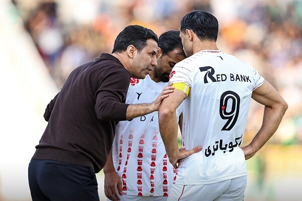 رقص ارقام مقابل اسم پرسپولیس در شهربابک؛ رنگ سرخ در لباس سفید