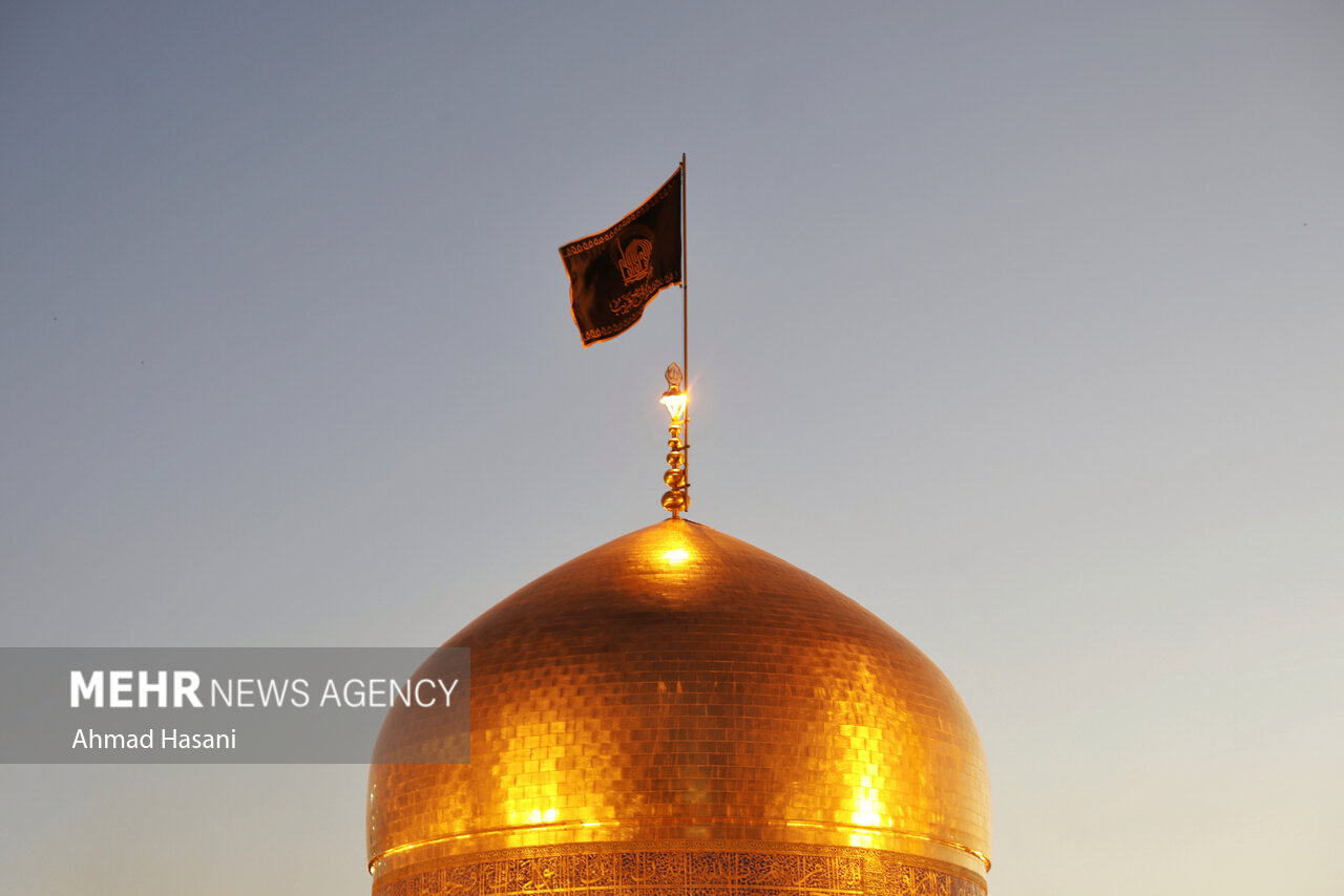حال‌وهوای خادمان هنگام تعویض پرچم گنبد حرم امام رضا(ع)