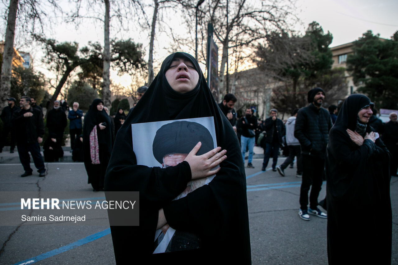 تجمع سوگواران رهبر شهید انقلاب در مقابل دانشگاه تهران-۳