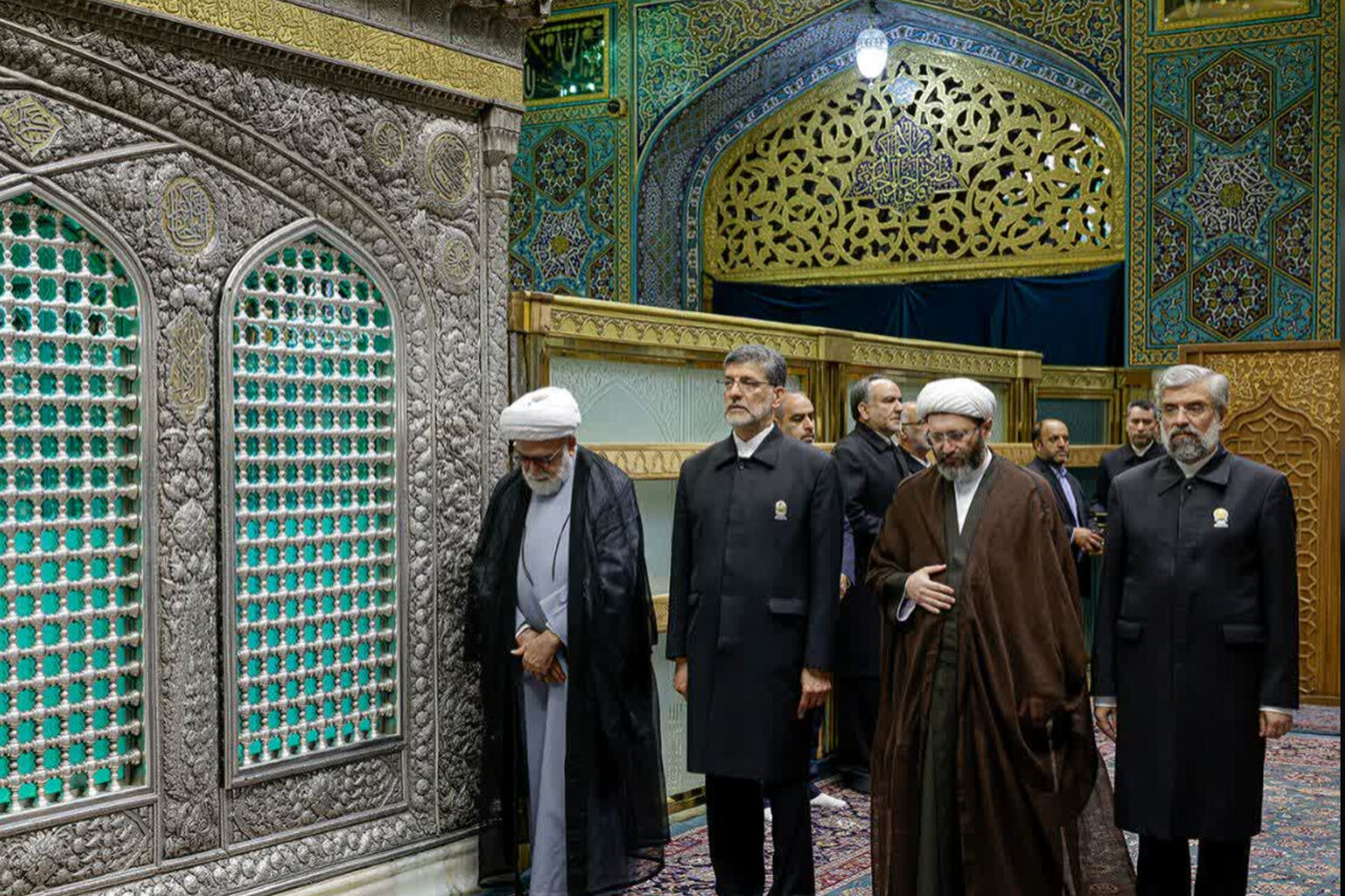 غبارروبی ضریح مطهر حضرت رضا(ع)
