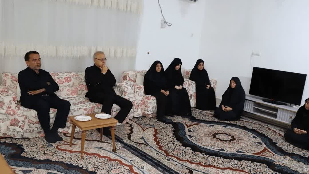 تکریم استاندار هرمزگان از خانواده شهدای جنگ رمضان