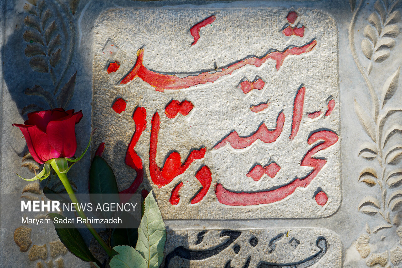 دانش آموزان ریحان آباد به مقام شامخ شهدای دهه فجر ادای احترام کردند