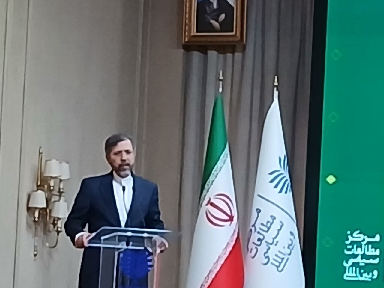 اعطای جایزه سال سیاست خارجی ایران توسط عراقچی