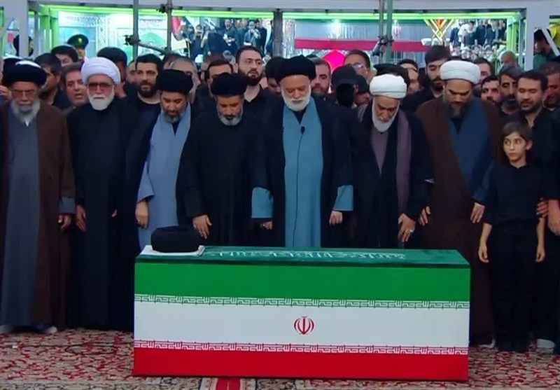 اقامه نماز بر پیکر رهبر شهید و خانواده ایشان در حرم مطهر رضوی
