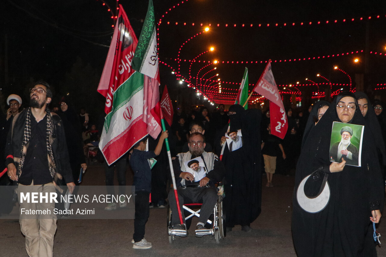 زائران رهبر شهید در مسیر مسجد جمکران - ۱