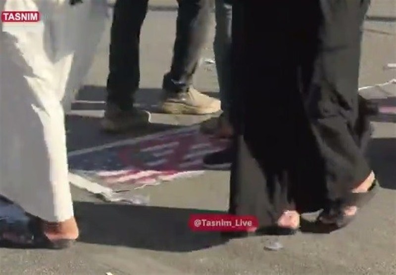 خشم زائران کربلا علیه پرچم آمریکا