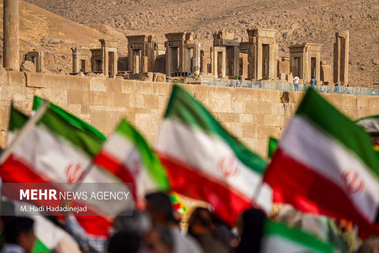 اجتماع جان‌فدایان ایران در تخت‌جمشید