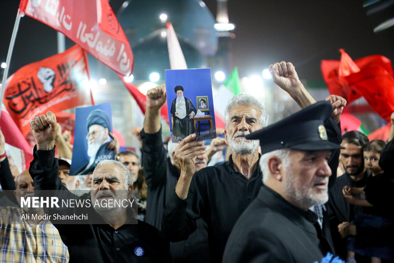 سینه‌زنی و عزاداری زائران رضوی در مراسم چهلمین روز تدفین رهبر شهید