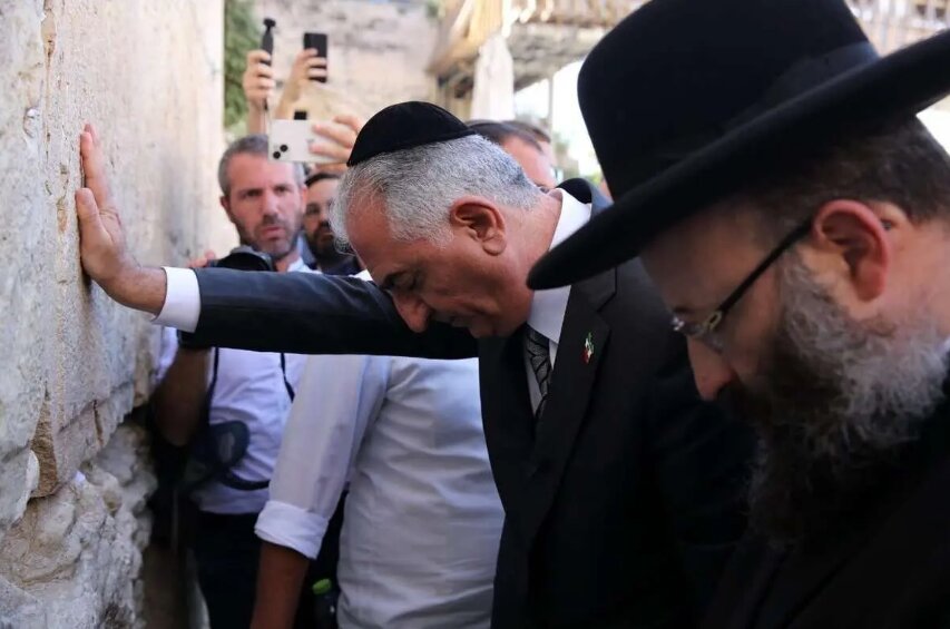 "پادشاه ربات ها"؛ افشای «مثل های رضا پهلوی» توسط روزنامه فرانسوی.