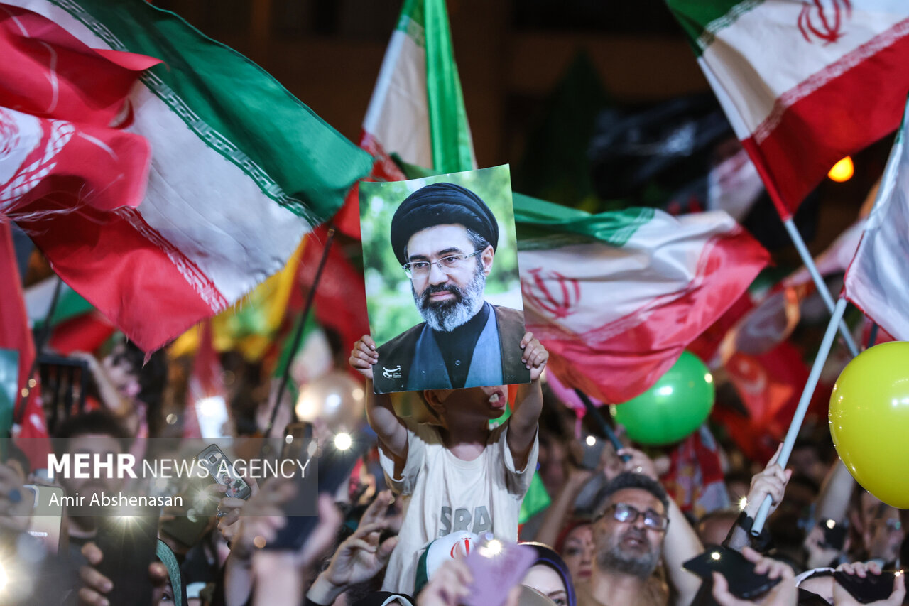 جشن «عید بیعت» در میدان انقلاب
