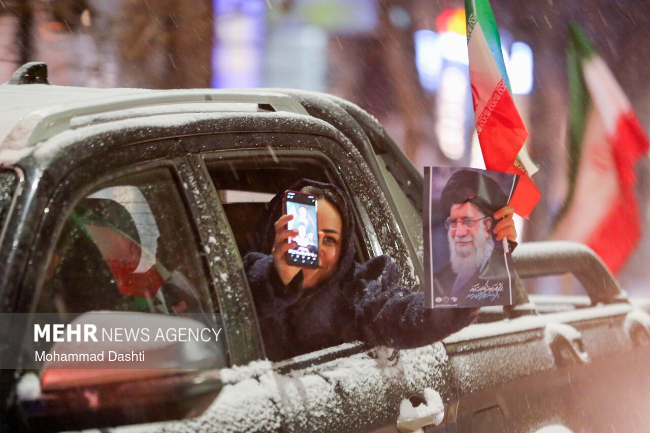 شادی مردم اردبیل پس از اعلام رهبری آیت الله مجتبی خامنه‌ای