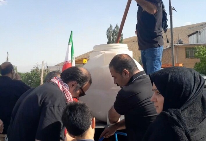 توزیع شربت نذری با تانکر در چشمه‌اعلاء دماوند
