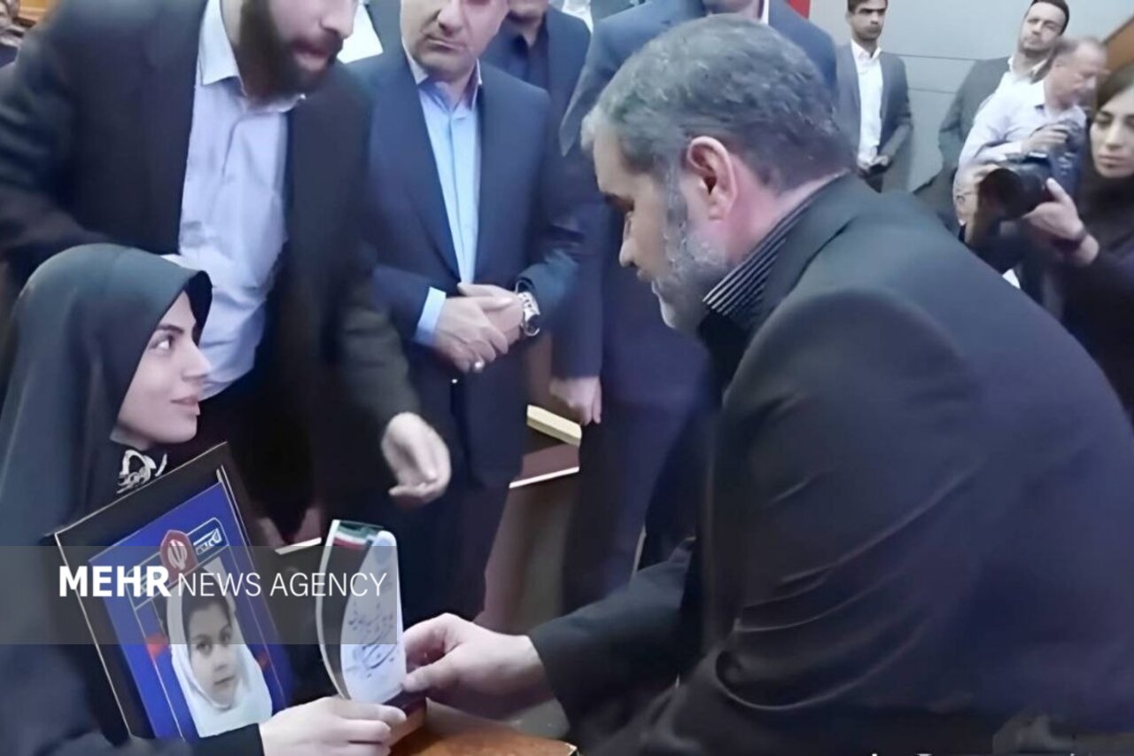 سپهری: ۱۳ کارمند ایثارگر استان تهران در جشنواره شهید رجایی تقدیر شدند