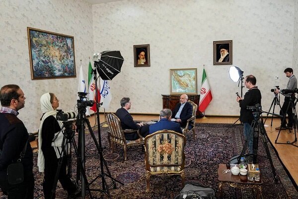 تمجید رسانه سازمان تبلیغات اسلامی از قالیباف: وسطِ مصاحبه با بازجو خبرنگار سی‌ان‌ان، تبلت را به مثابه یک «سلاح» و «خاکریز» بیرون آورد؛ مثل یک فرمانده!