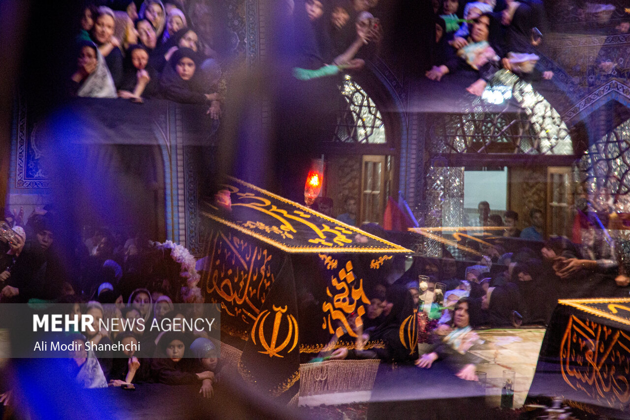 شعار «مرگ بر آمریکا» زائران در رواق دارالذکر