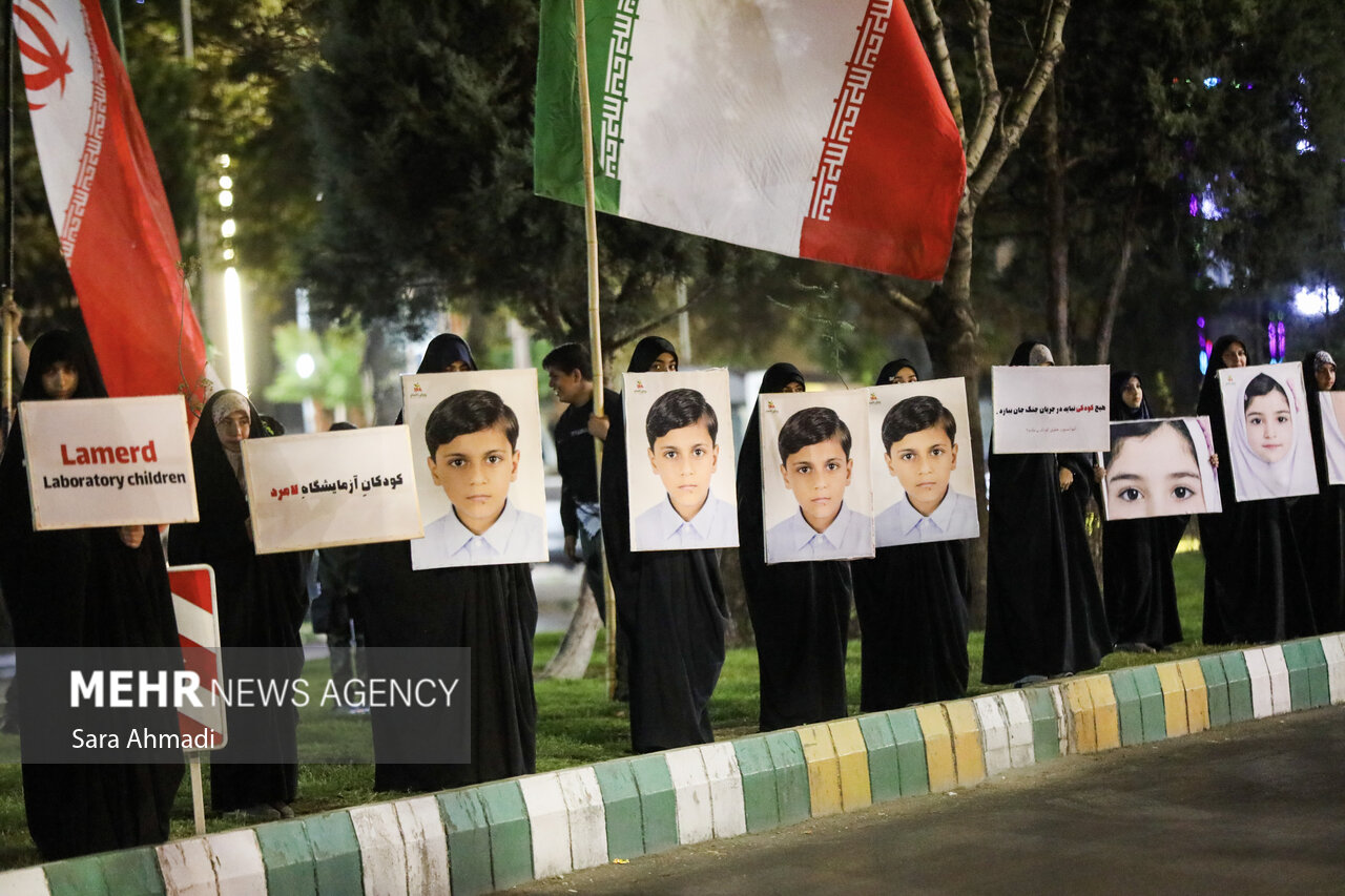 گرامیداشت شهدای مدرسه میناب در روز جهانی کودک در مشهد