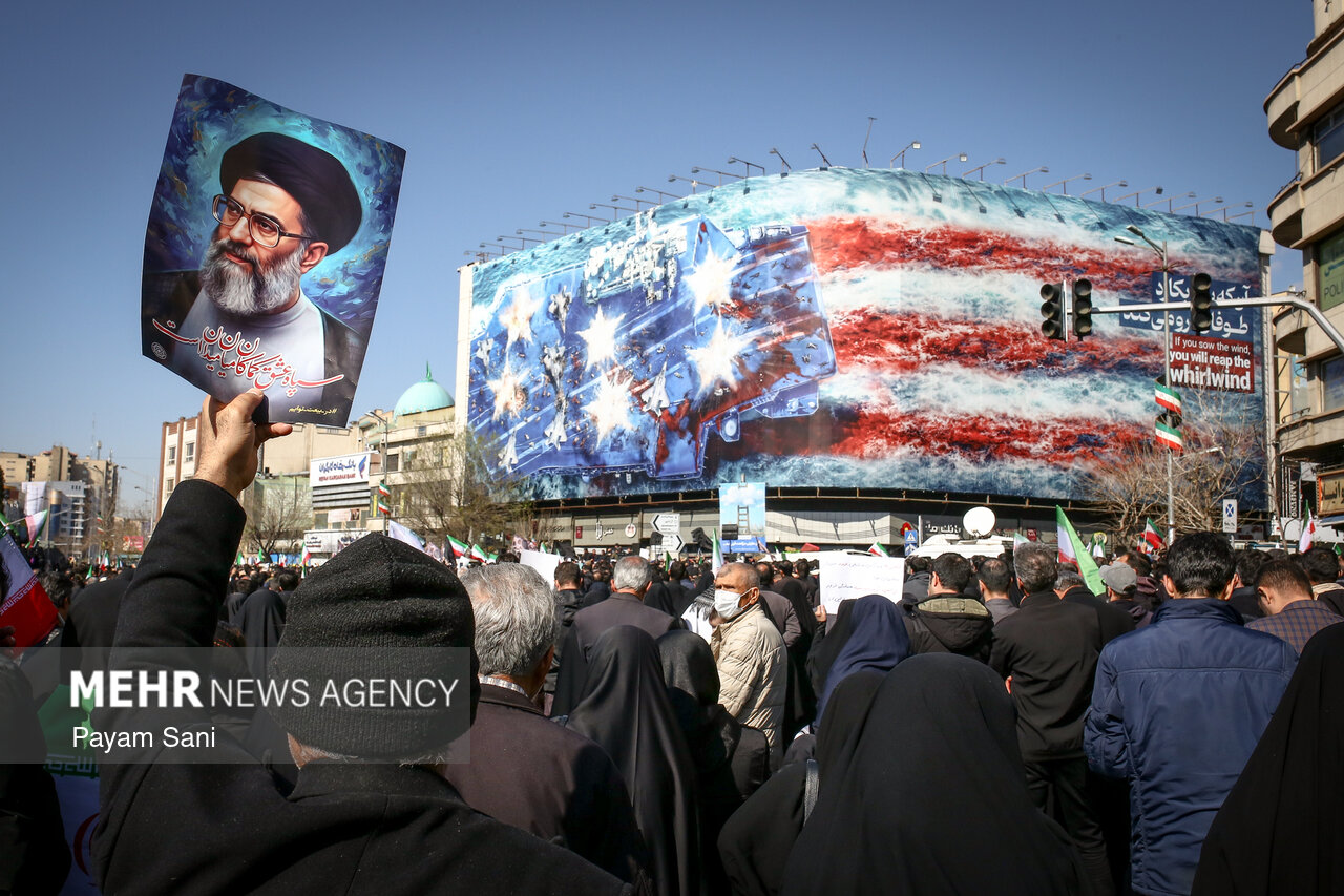 تجمع سوگواران رهبر شهید انقلاب در مقابل دانشگاه تهران-۴