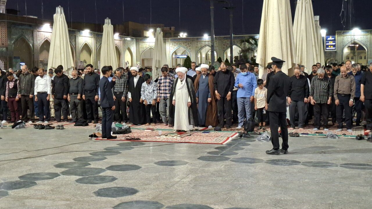 اقامه نماز در حرم رضوی با حضور عزاداران مراسم اربعین تدفین رهبر شهید