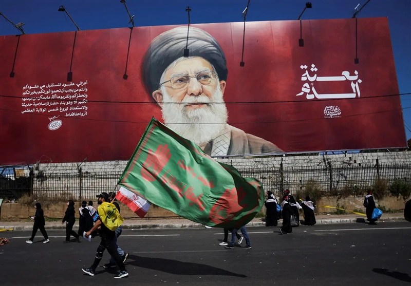 واللا: ایران با شعار مرگ بر آمریکا و اسرائیل رهبر خود را  بدرقه می‌کند
