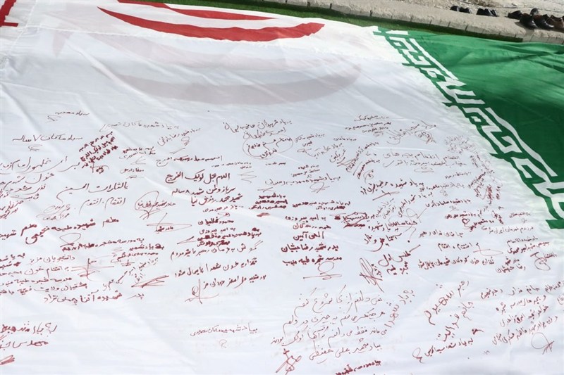 اهتزاز پرچم مزین به امضای مادران شهدای میناب در شریف