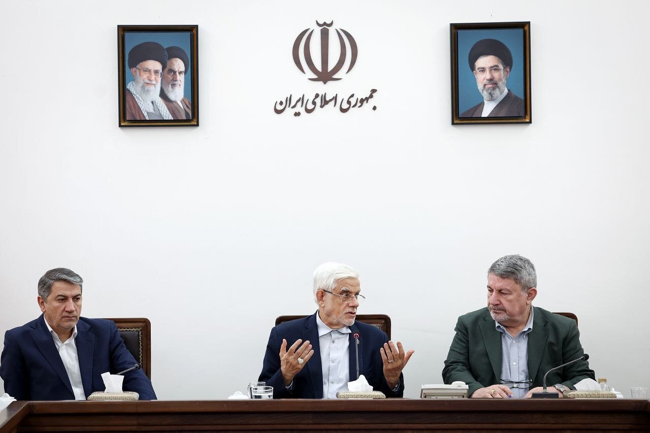 عارف: شهادت می‌دهم رئیس‌جمهور به اصل ولایت فقیه اعتقاد کامل دارد