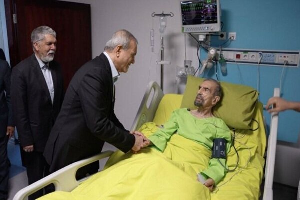 رئیس جمهور از موسوی گرمارودی عیادت کرد