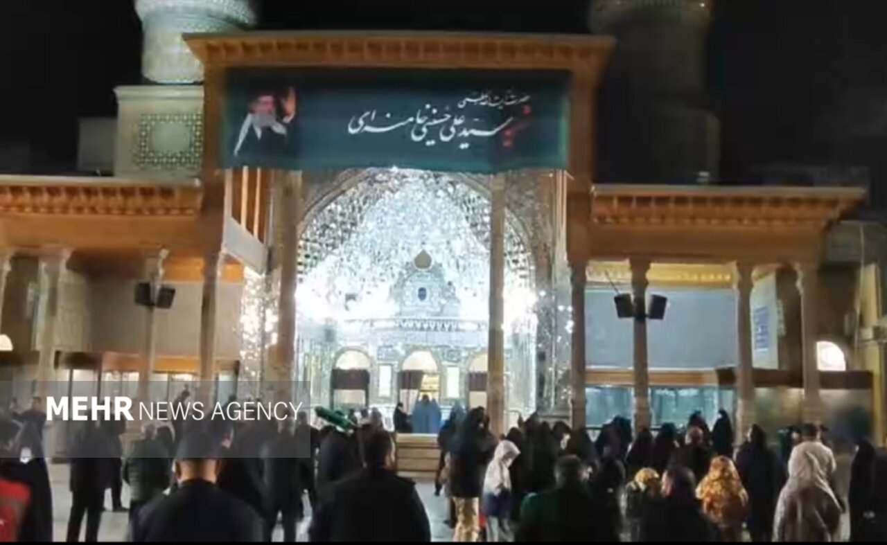 لحظه اعلام رهبری آیت‌الله سید مجتبی حسینی خامنه‌ای در حرم عبدالعظیم(ع)