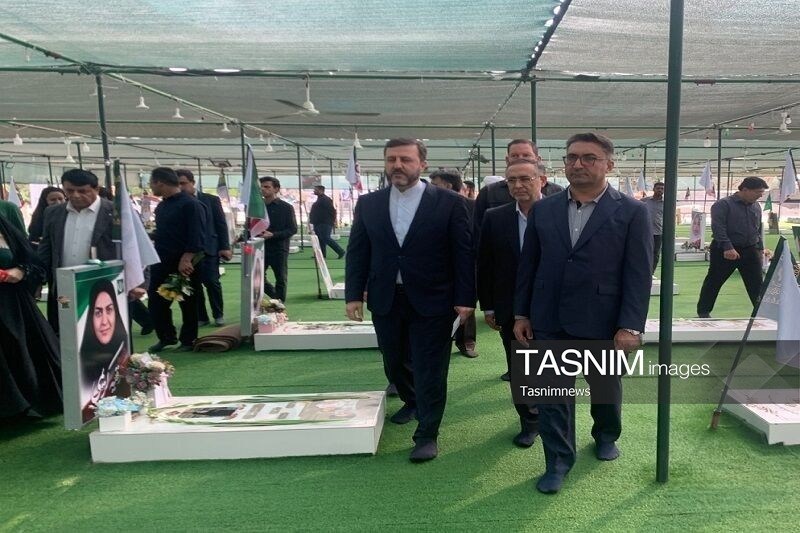 غریب‌آبادی در گلزار شهدای مدرسه شجره طیبه میناب حضور یافت