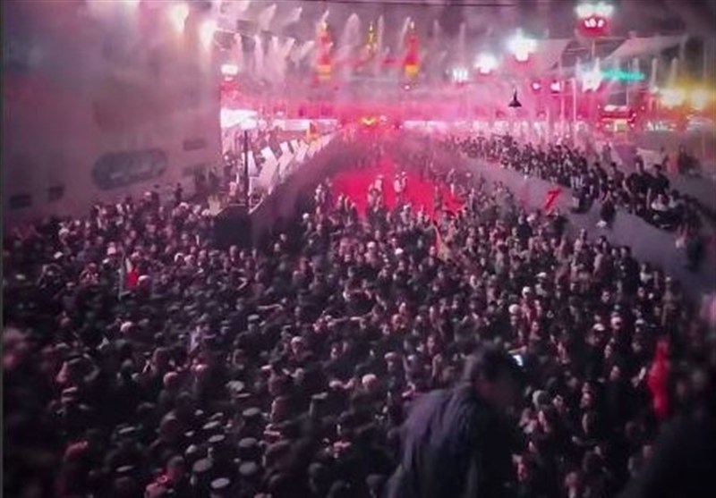 پیکر مطهر امام شهید امت اسلام در آستانه ورود به حرم مطهر سیدالشهداء