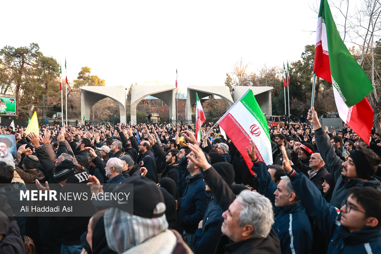 تجمع سوگواران رهبر شهید انقلاب در مقابل دانشگاه تهران