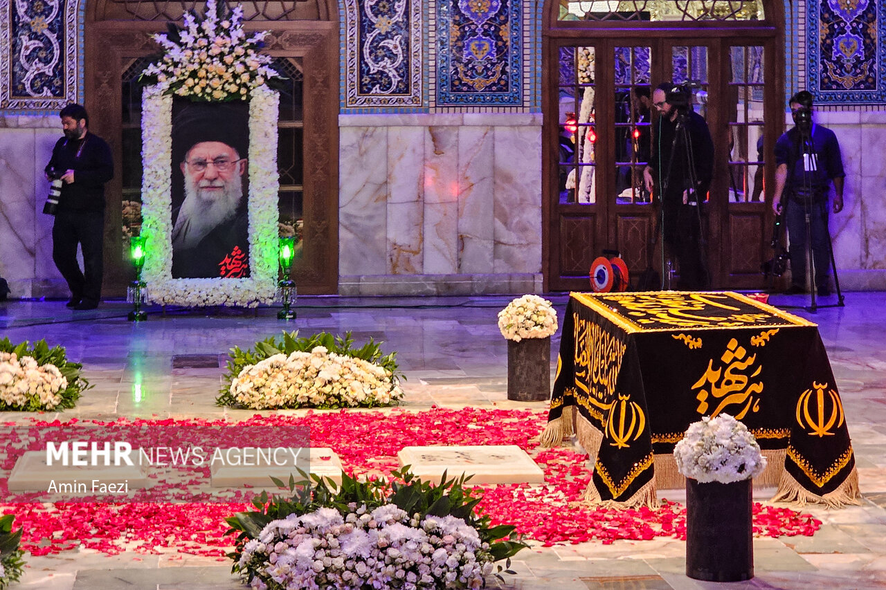 تعویض گل‌های مزار مطهر رهبر شهید ایران در رواق دارالذکر
