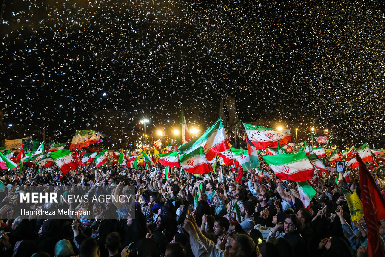 دویستمین شب اجتماع مردمی در میدان انقلاب